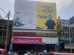 Geprek-Bakso Bensu di Medan Dipasangi Spanduk Belum Lunasi Pajak