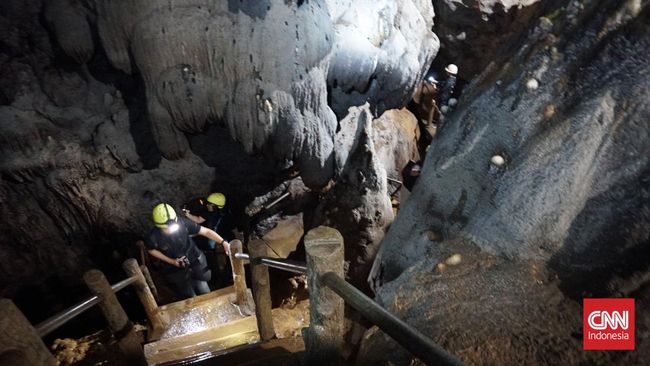 Berada di Kabupaten Kulon Progo, DI Yogyakarta, Gua Kiskendo menawarkan gugusan stalaktit dan stalagmit, bersamaan dengan sepenggal kisah Epos Ramayana.
