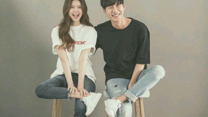 Aesthetic dan Modis, Ini Ide Prewedding Kasual Bertema Monochrome! Spesial untuk Kamu Sneakerhead