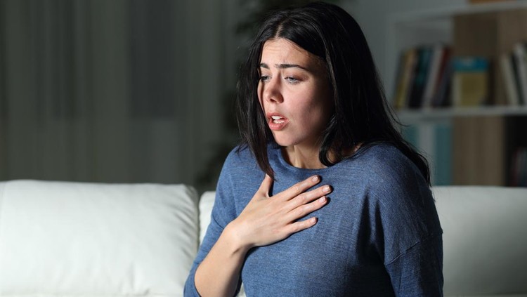 Ilustrasi Efek Suntik Putih Woman suffering an anxiety attack alone in the night