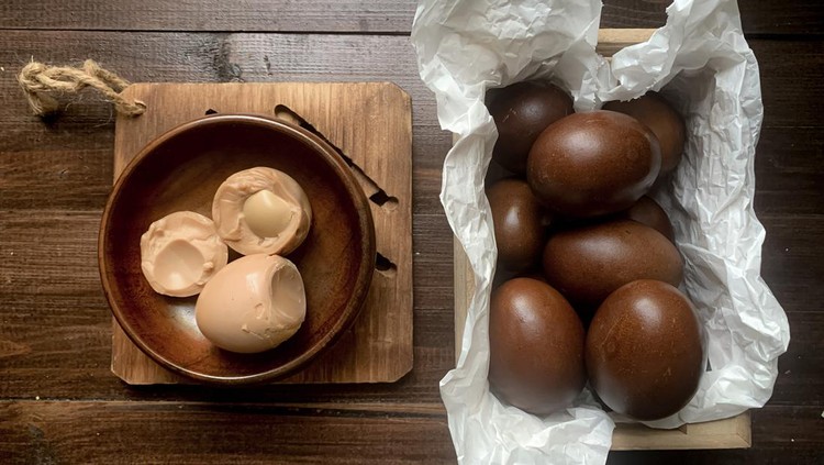 Telur pindang is hard boiled egg in herbal ingredients for at least 3 days.  It is a popular traditional delicacy  in Johor, Malaysia.  Usually given as door gift at weddings.
