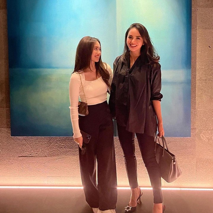 <p>Jasmine merupakan putri sulung Ririn yang kini sudah berusia 18 tahun. Untuk Bunda ketahui, Ririn menikah dengan bercerai dari Edwin Abeng pada 2008 silam setelah 7 tahun menikah. (Foto: Instagram @ririnekawati)</p>