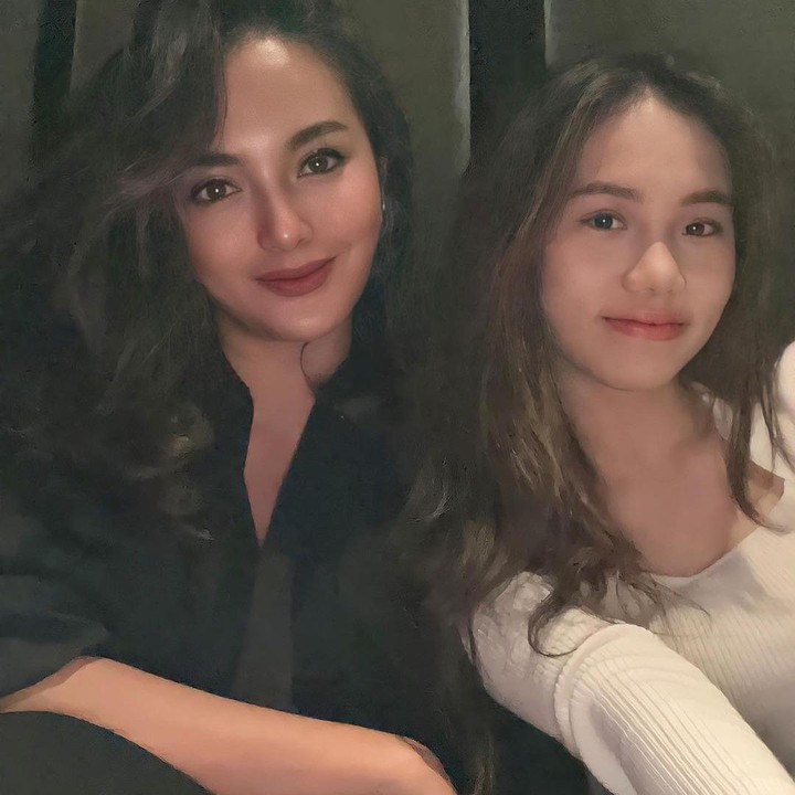 <p>Anak pertama Ririn Ekawati yang kini beranjak dewasa, selalu tampil memesona ketika memamerkan potret kedekatan bersama ibunda. (Foto: Instagram @ririnekawati)</p>