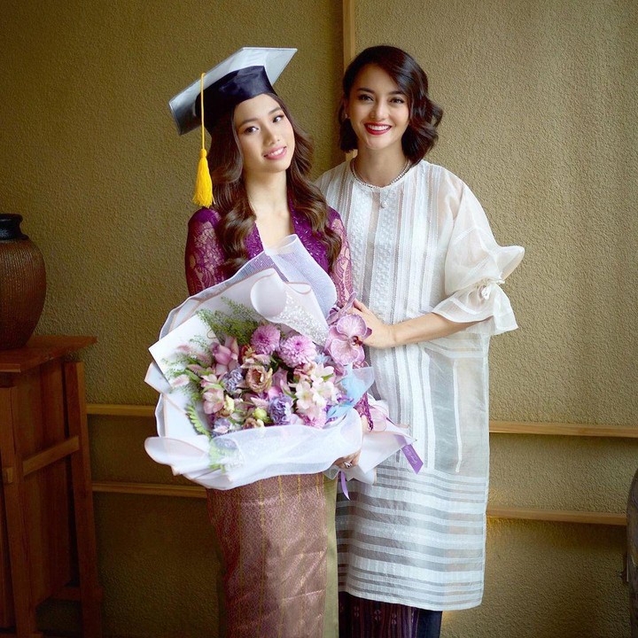 <p>Hari kelulusan Jasmine Abeng menjadi momen yang membahagiakan untuk Ririn Ekawati. Ia hadir mendampingi anak dari pernikahannya dengan Edwin Abeng. (Foto: Instagram @ririnekawati)</p>