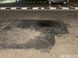 Terus Ketetesan Air, Ini Kondisi Aspal Kolong Rel Metropole yang Bocor