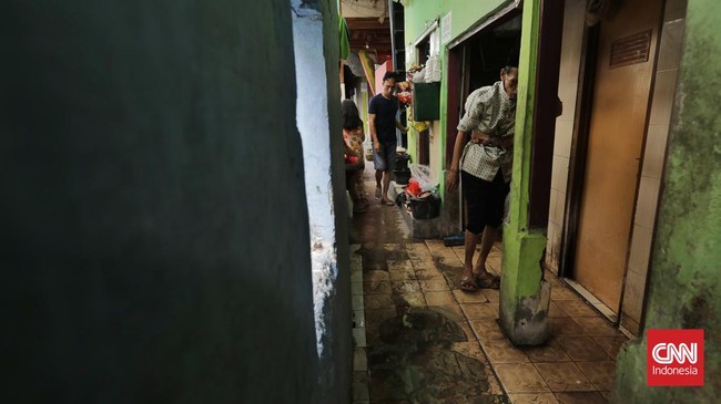 Ekonom menghitung kenaikan harga BBM akan melahirkan setidaknya 1 juta-1,3 juta orang miskin baru.