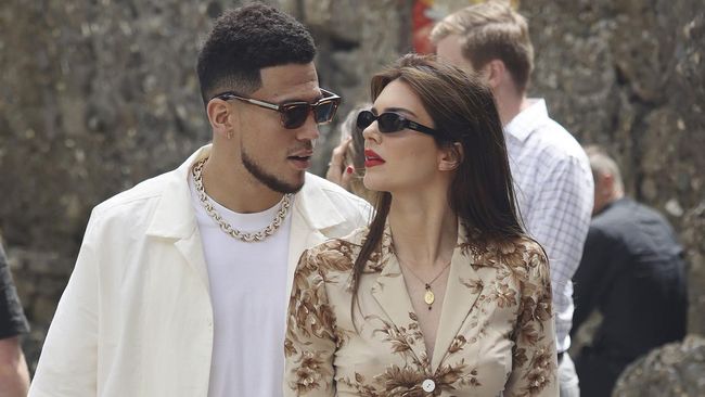 Kendall Jenner dan Devin Booker digosipkan putus setelah pacaran sekitar dua tahun. Mereka mulai pacaran sekitar Juni 2020.