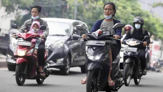 Aturan soal memakai sandal jepit saat naik motor memang tengah jadi perbincangan. Kenapa sih enggak boleh pakai sendal jepit saat naik motor?
