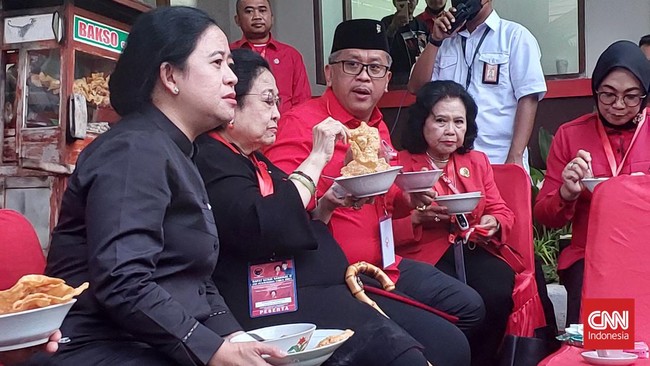Megawati makan bakso setelah menutup Rakernas PDIP, Kamis (23/6) sore. Ia ditemani kedua anaknya, Puan dan Prananda.