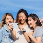 Senang Jadi Pusat Perhatian, 3 Zodiak Ini Disebut Paling Famous di Semua Circle Pertemannya!