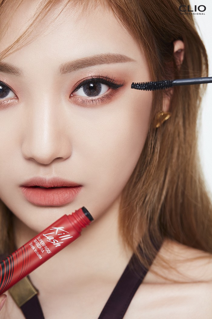 Member aespa, Karina, Giselle, Winter, dan Ningning, sudah beberapa kali melakukan pemotretan dengan produk-produk kosmetik milik Clio mulai dari eye palette, lip tint, sampai cushion./ Foto: twitter.com/official_CLIO