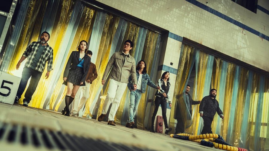 Money Heist Korea: JEA (L to R) Park Hae-soo as Berlin, Jang Yoon-ju as Nairobi, Yoo Ji-tae as Professor, Kim Ji-hun as Denver and Lee Won-jong as Moscow in episode # 1 of Money Heist Korea: JEA. Cr. Jung Jaegu/Netflix © 2021