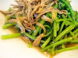 3 Resep Tumis Kangkung Ikan Asin yang Gurih Pedas Nampol