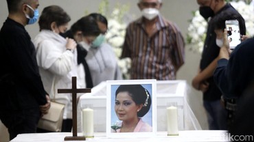 img-title Anak Cerita Penyebab Rima Melati Dilarikan ke RS hingga Akhirnya Meninggal