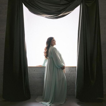 Selamat, Regina Ivanova Melahirkan Anak Pertama