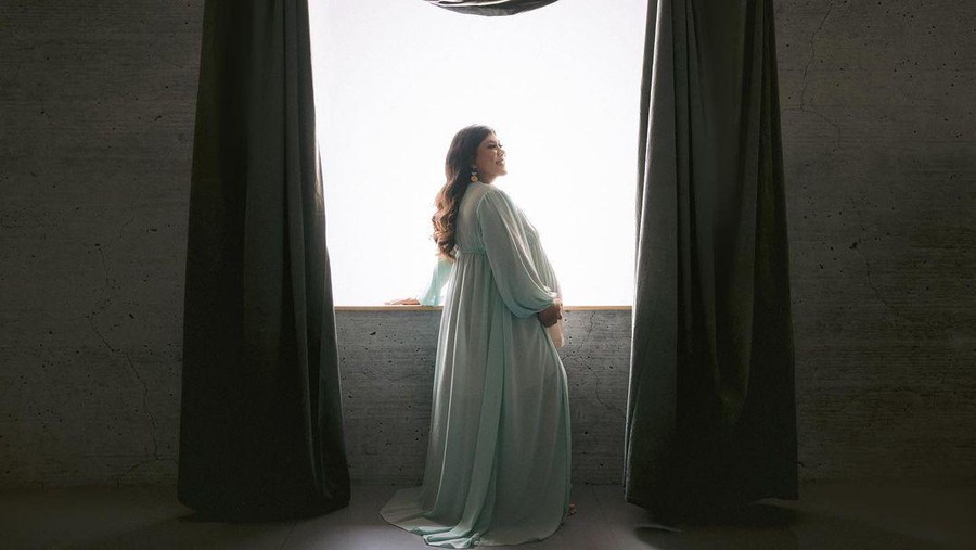 Selamat, Regina Ivanova Melahirkan Anak Pertama