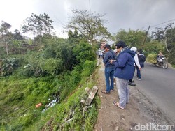 Motor Roda 3 Muat Berkas-Brankas Terjun ke Jurang Bersama 3 Penumpang