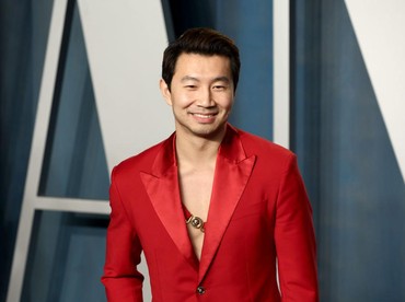 img-title Simu Liu Rela Cabut Abis Bulu Tubuhnya demi Peran di 'Barbie'