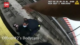 VIDEO: Detik-detik Penyelamatan Wanita Jatuh ke Rel Kereta New York