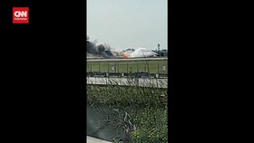 VIDEO: Detik-detik Pesawat AS Terbakar Hebat usai Mendarat Darurat