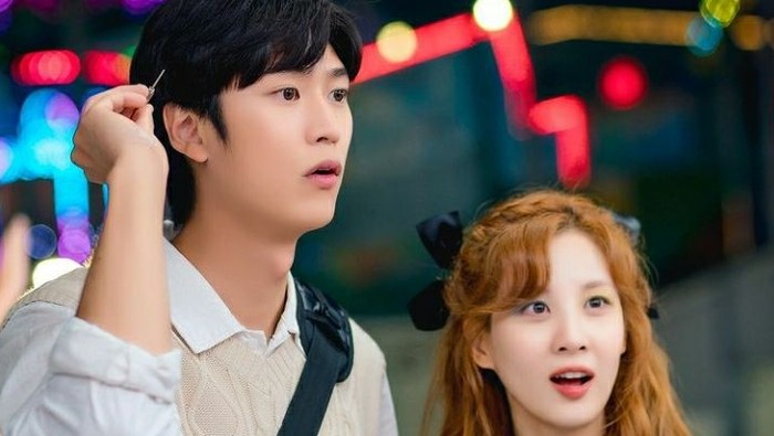 Tidak hanya itu, bahkan Seohyun yang usianya 3 tahun lebih tua dari pada Na In Woo jadi terlihat lebih muda dalam drama ini, lho. Untuk kamu yang penasaran, Jinxed at First bisa disaksikan lewat platform Viu ya, Beauties!/ foto: KBS Drama