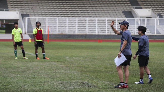 Langit di Stadion Madya sudah gelap. Lampu stadion pun sudah dinyalakan. Begitu samar terdengar suara azan Magrib, Shin Tae Yong langsung meniup peluit.