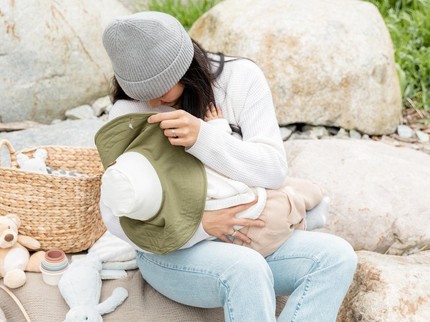 Bukan hanya Apron, Kini Busui Bisa Makin Stylish dengan Tren Topi Menyusui