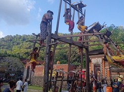 Mengulik Tradisi Ayunan Jantra di Desa Tenganan Pegringsingan