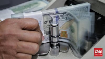 Petugas menghitung uang dolar AS di Cash Pooling Bank Mandiri, Jakarta, Kamis (23/6/2022). Nilai tukar dolar melemah tipis usai Bank Indonesia mengumumkan keputusan untuk kembali mempertahankan suku b