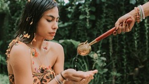 6 Selebritas Indonesia yang Pernah Lakukan 'Self Healing' dengan Tradisi Melukat di Bali