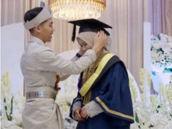 Viral Pengantin Pakai Toga di Hari Pernikahan, Alasan di Baliknya Ternyata..