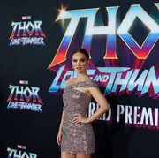 Gaya Modis Natalie Portman Pakai Mini Dress di Premiere Film Thor: Love and Thunder