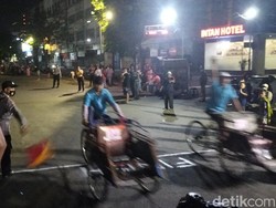 Serunya Lomba Drag Race Becak Sambut Hari Bhayangkara di Surabaya
