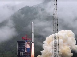 China Sukses Luncurkan 3 Satelit Baru ke Orbit
