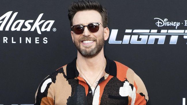 Chris Evans curhat perjuangan mengecas baterai iPhone 6S miliknya yang jebol sampai akhirnya benar-benar mesti merelakan ponsel itu.