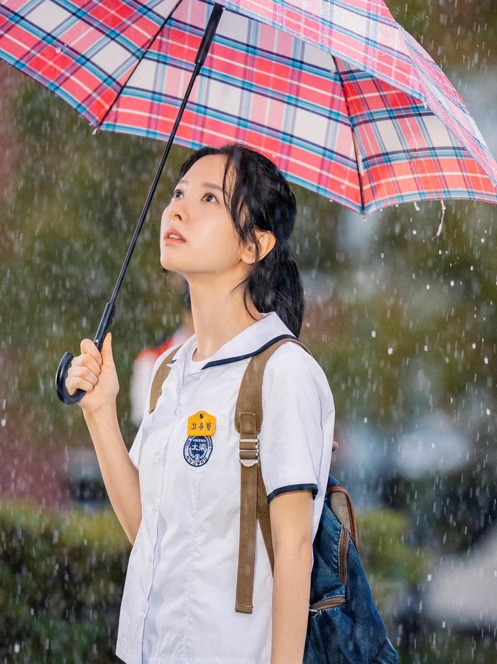 Dihujat satu negara karena pindah kewarganegaraan demi melunasi hutang keluarga. Begitulah kisah Go Yu Rim (Bona WJSN) di Twenty Five Twenty One, si atlet anggar yang tak tega keluarganya terus tergerus oleh kemiskinan./ Foto:instagram.com/bn_95819