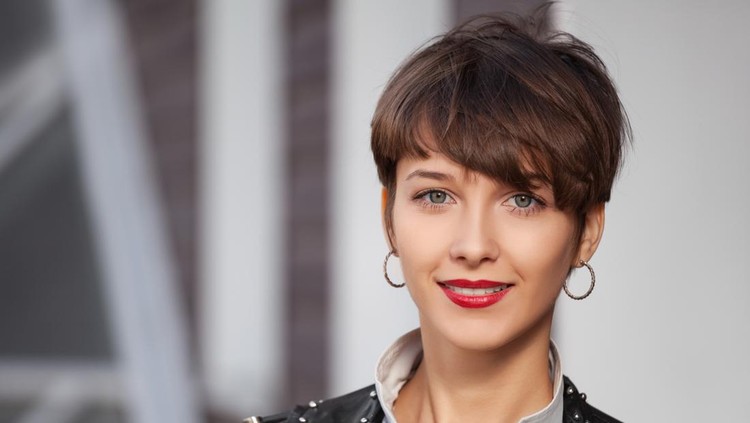 Ilustrasi Gaya Rambut Pendek Happy young fashion woman in leather jacket walking in city street