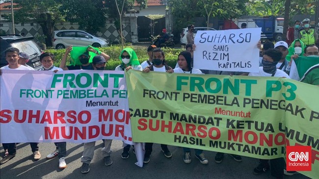 Demonstrasi yang dilakukan oleh Front Kader Penyelamat Partai (FKPP) PPP di Jalan Diponegoro, Menteng, Jakarta Pusat, Jumat (24/6) siang berujung ricuh.