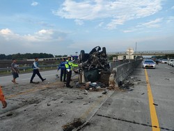 Avanza Pecah Ban Tabrak Pembatas Jalan Tol Nganjuk, 1 Orang Tewas-2 Luka