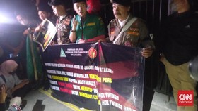 GP Ansor Pasang Poster Tutup Holywings Saat Konvoi Kasus Alkohol