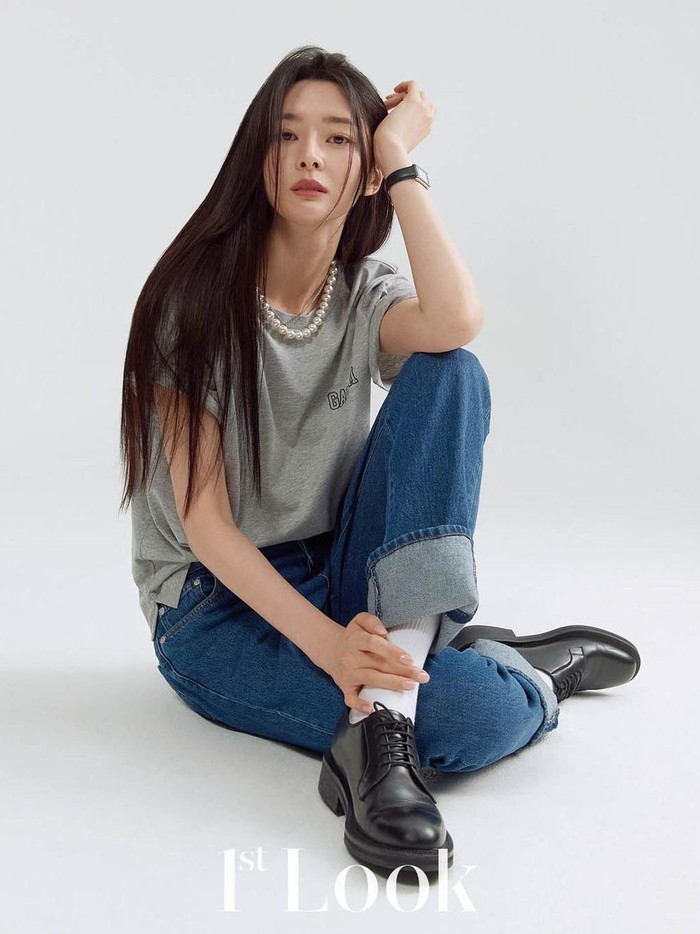 Kwon Nara sebagai Oh Soo Ah (Itaewon Class) menutup mata atas perlakuan Jang Dae Hee. Bahkan ia menerima beasiswa dari musuhnya tersebut untuk bertahan hidup. Setelah sukses, ia dendam dendam meski mengorbankan kariernya./ Foto: instagram.com/hv_nara