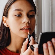 Buat Penampilan Makin Sempurna, Yuk Ketahui Warna Lipstik yang Sesuai dengan Tone Kulitmu!