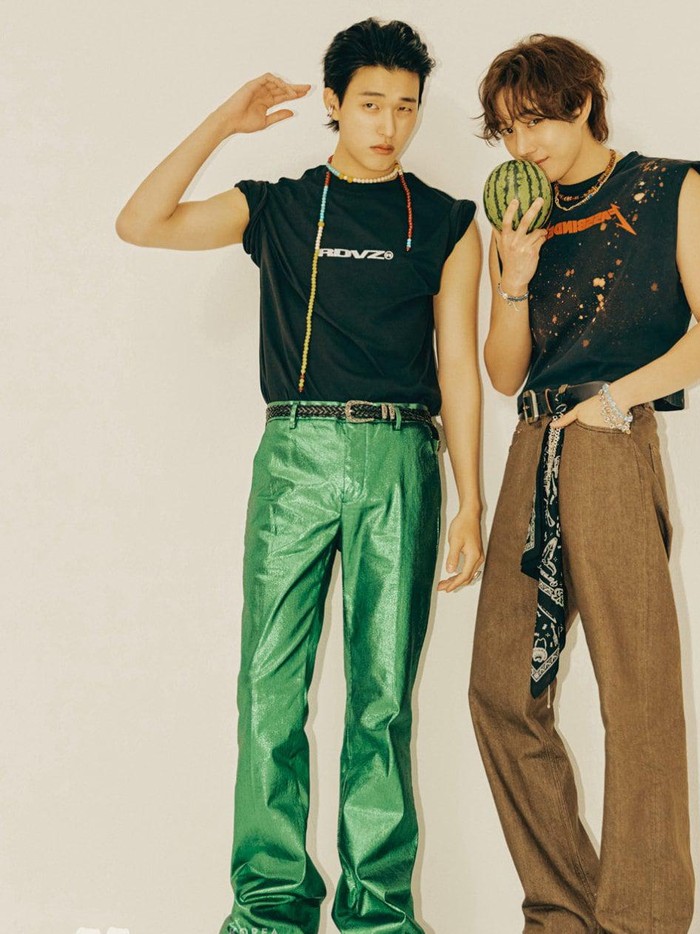 Lewat pemotretan ALLURE Korea, dua artis tampil menarik dengan gaya fashion bermacam. Mulai dari sporty hingga retro yang menegaskan bromance kompak. Gaya rambut dan makeup mereka pun juga unik./ Foto: soompi.com