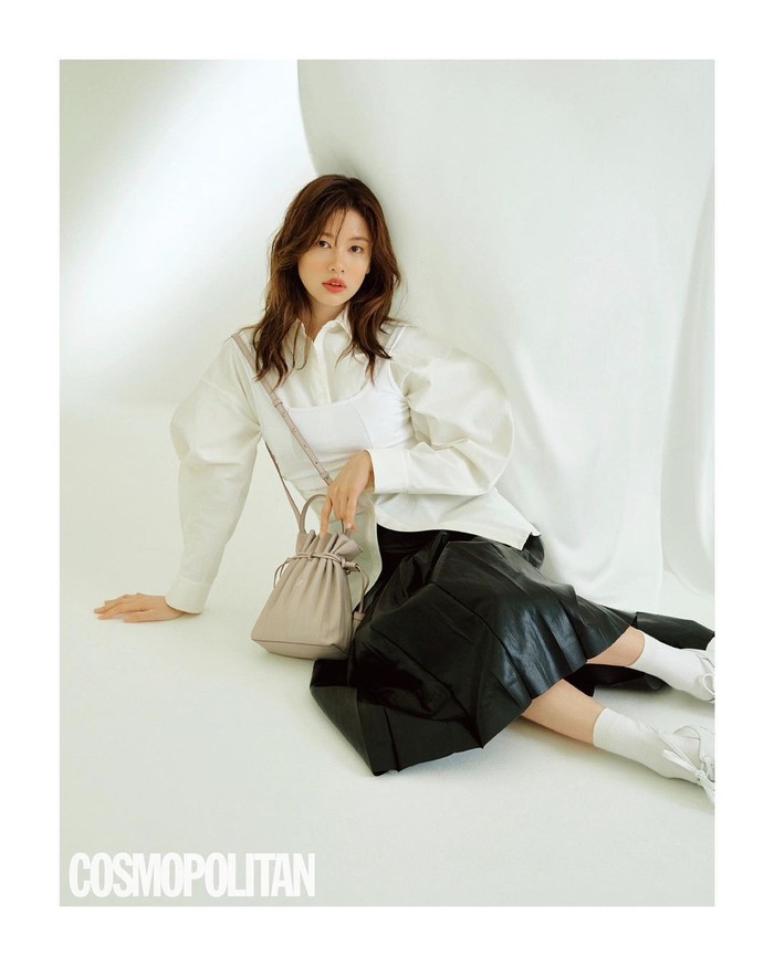 Na Young Won (Jung So Min) bekerja sebagai editor majalah demi memenuhi kebutuhan. Ia juga harus membereskan hutang keluarga di tengah cita-citanya ingin memiliki rumah idaman di drama Monthly Magazine Home./ Foto: instagram.com/somin_jj