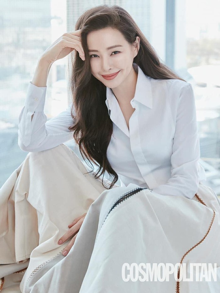 One The Woman kisahkan Jo Yeon Ju (Honey Lee) yang kehilangan neneknya. Ia bertekad menjadi pengacara untuk membongkar kasus neneknya dan menemukan kisah mengejutkan tentang ayahnya. Sudah nonton drama ini, Beauties?/ Foto: instagram.com/honey_lee32