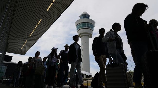Setelah dua tahun pandemi, bandara Eropa mulai dibanjiri penumpang. Antrean pun terlihat mengular hingga penumpang mengaku kapok bepergian melalui jalur udara.