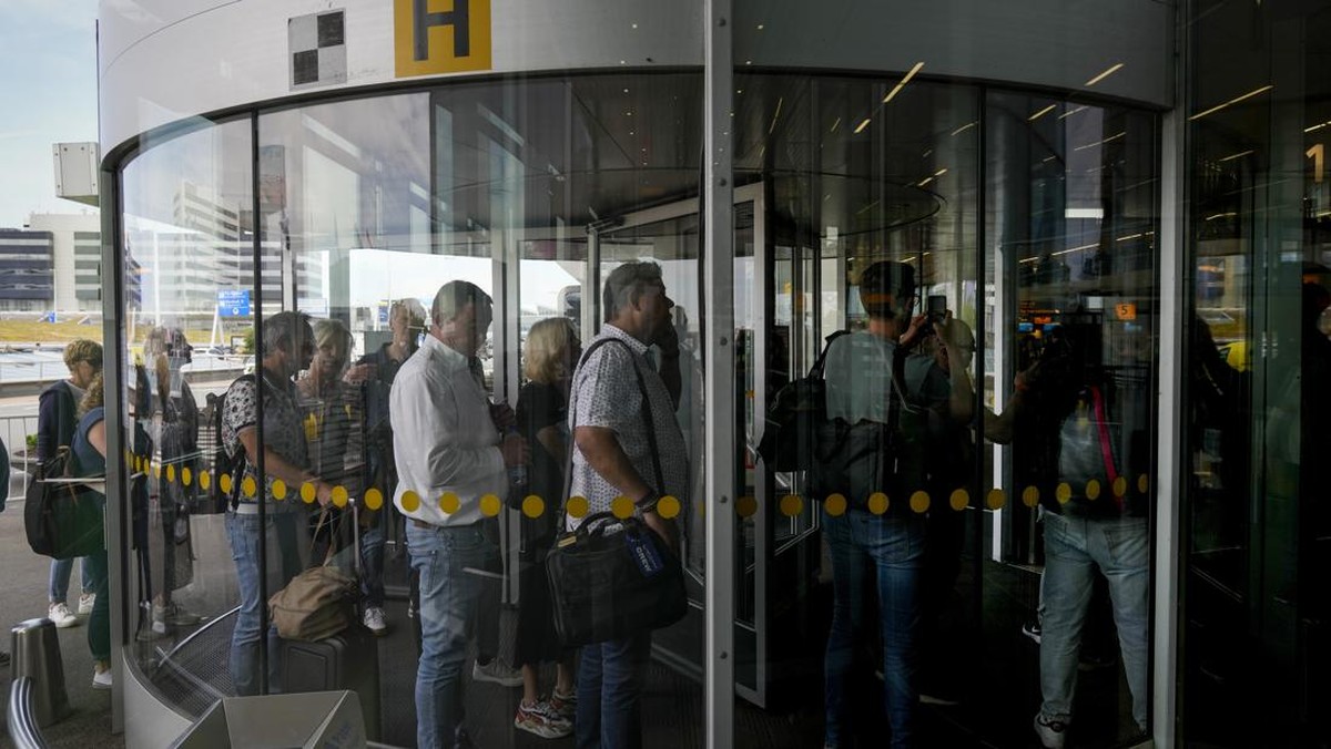 FOTO: Antrean Berkelok Penumpang Bandara Eropa yang Bikin Kapok