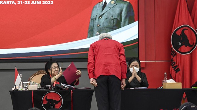 Politikus PDIP Puan Maharani mengaku masih menunggu hasil 'perhitungan' ibunya, Ketum PDIP Megawati Soekarnoputri, soal wacana duet dengan Ganjar Pranowo.