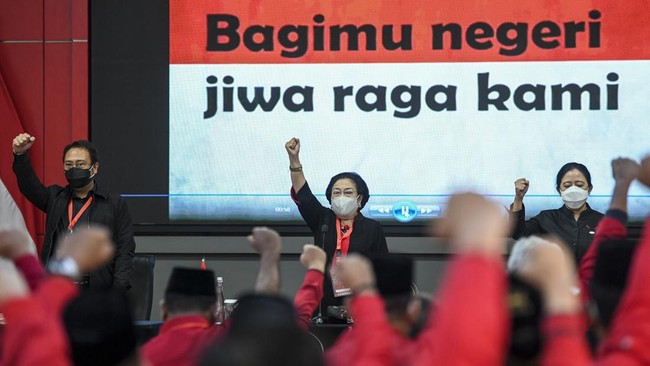 Ketua Umum PDIP Megawati Soekarnoputri mengumpulkan jajaran kepala daerah dari partainya di Sekolah Partai Lenteng Agung, Jakarta Selatan (16/5).