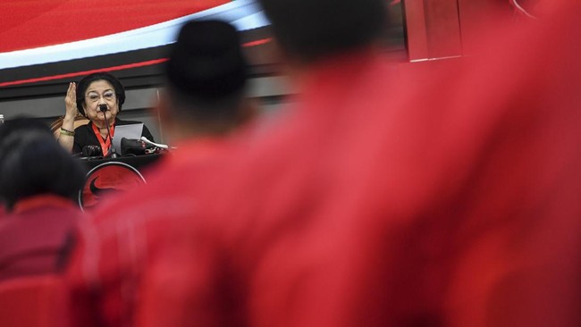Ketua Umum PDIP Megawati Soekarnoputri menyindir pihak-pihak yang berpura-pura bersahabat saat HUT partai ke-50.